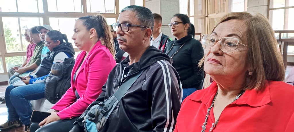 LaBBunke's tweet photo. #Ahora

Reunión ordinaria del equipo político Municipal Libertador junto al enlace Político, Alcalde @Jesusaraque21,  enlaces políticos Parroquiales y la JPSUV.

#ActivosYFirmes en defensa del ESEQUIBO y en la conformación de las #UPPAZ

@dcabellor
@JEHYSONGUZMAN
@PartidoPSUV https://t.co/F87ASwwiIS