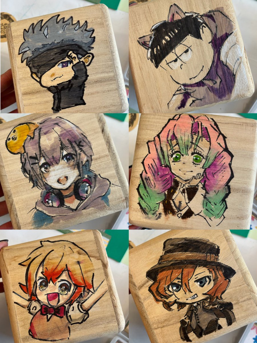 inkpainter_rie's tweet photo. 木のサイコロに推し描いてっ！て生徒ちゃんから頼まれて
１キャラ10分以内で×6！やり切った
#riexy https://t.co/08VRYV0GVt