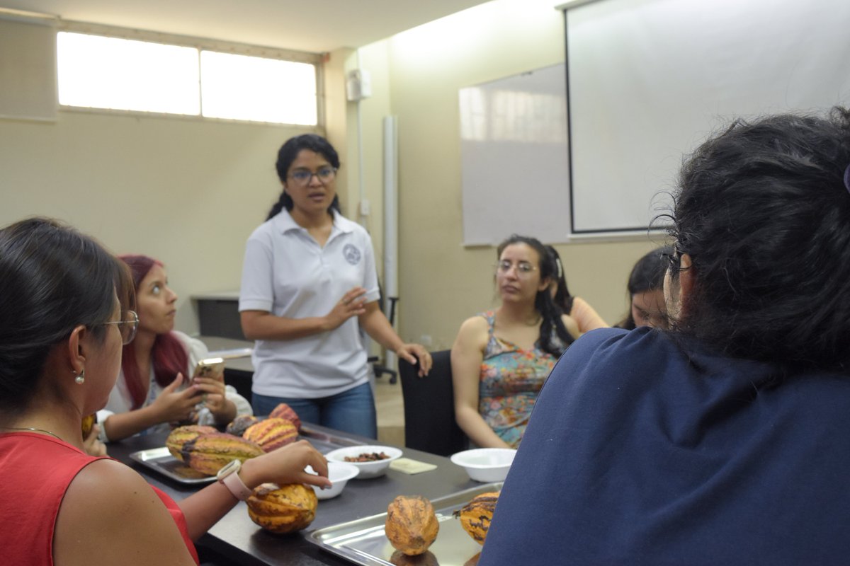 cibe_espol's tweet photo. Descubrir el cacao a través de los aromas es un verdadero viaje sensorial!
En la segunda fase de catadores de cacao de @espol, nuestros panelistas se sumergen en el fascinante mundo de los aromas del cacao, desde el grano hasta el licor. 🍫👃 #CatadoresDeCacaoESPOL ♥️
#CIBE_FIMCP https://t.co/Drv0uqP3vU