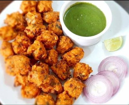 Perfect evening snack 😋
(Moongdal ke pakode aur pudine ki chutney🤌)