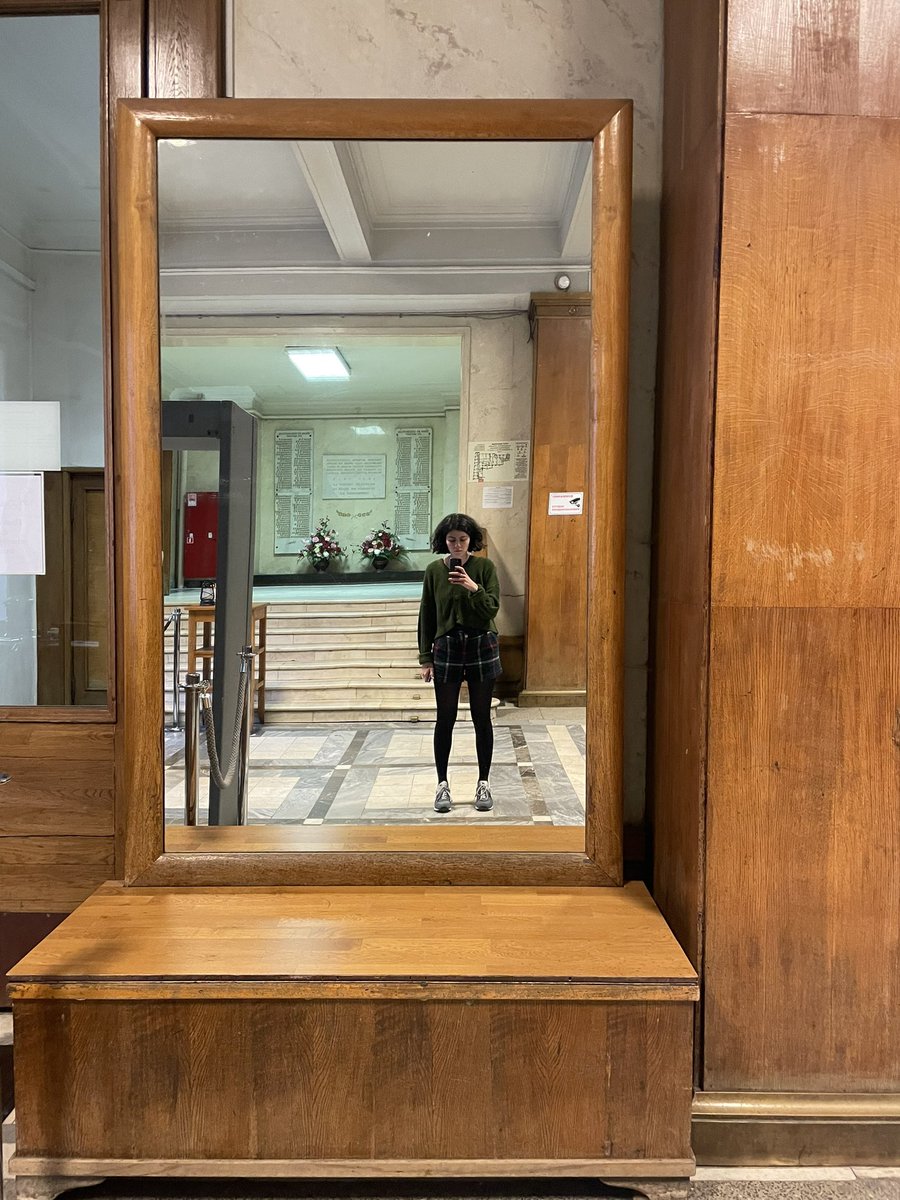 LisaTreschina's tweet photo. Ходить в фонд редкой книги еще приятнее в шортах, в которые перестала вмещаться после школы https://t.co/ybO6ADMxJB