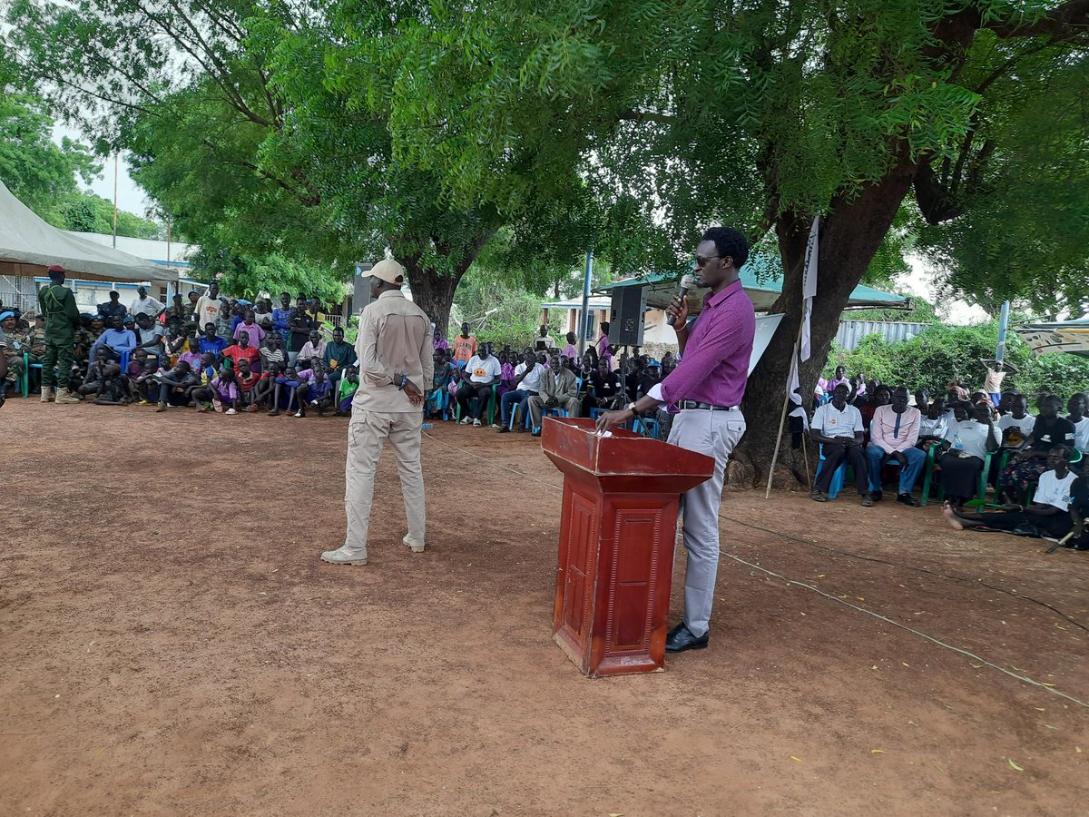 More than 1,000 community members gathered to commemorate #UNDay 🇺🇳 in Bor, #SouthSudan 🇸🇸 through
✅cultural interactions between youth groups &amp; Blue Helmets from #Ethiopia 🇪🇹, #India 🇮🇳, #SriLanka 🇱🇰
✅ drama performances &amp; poetry readings by school children.
#OneUN