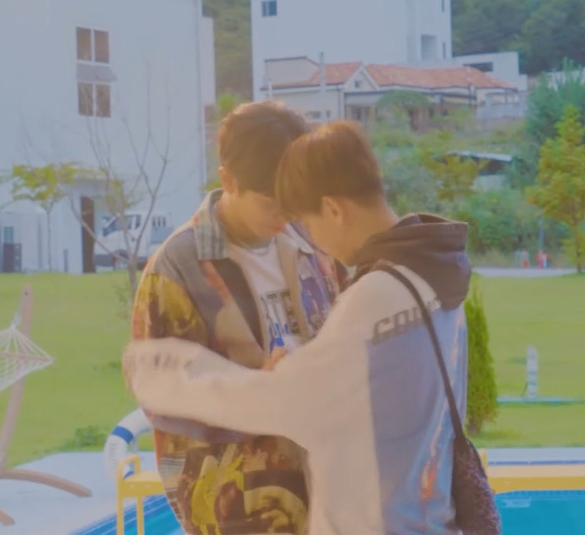 cbforu's tweet image. Almost a hug