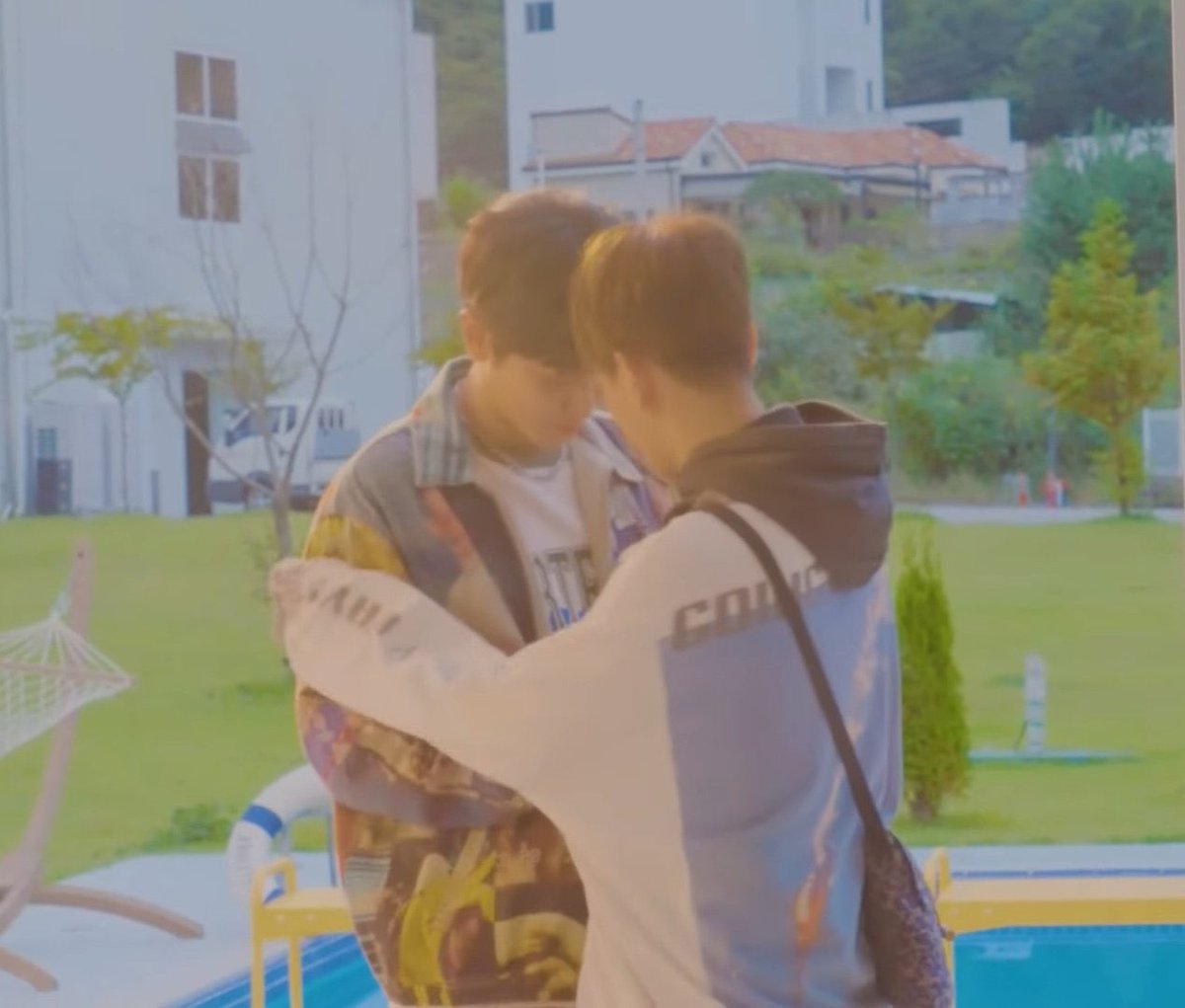 cbforu's tweet image. Almost a hug