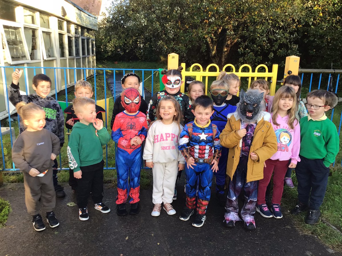 YsgolCarwe's tweet photo. Gwisgo i fyny i godi arian ar gyfer “Dress Up for Down syndrome” #helpu’ngilydd https://t.co/1FmjKw5fwD