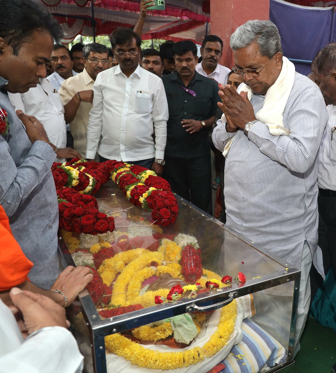 CMofKarnataka's tweet photo. ಮುಖ್ಯಮಂತ್ರಿ @siddaramaiah ಅವರು ನಿನ್ನೆ ರಾತ್ರಿ ನಿಧನರಾದ ಪ್ರದೇಶ ಕುರುಬರ ಸಂಘದ ಮಾಜಿ ಕಾರ್ಯಾಧ್ಯಕ್ಷರಾದ ನಿವೃತ್ತ ಎಂಜಿನಿಯರ್ ಲಿಂಗಪ್ಪ ಅವರ ಪಾರ್ಥಿವ ಶರೀರದ ದರ್ಶನ ಪಡೆದು, ಅಂತಿಮ ನಮನ ಸಲ್ಲಿಸಿದರು. https://t.co/esHhZnKqwl