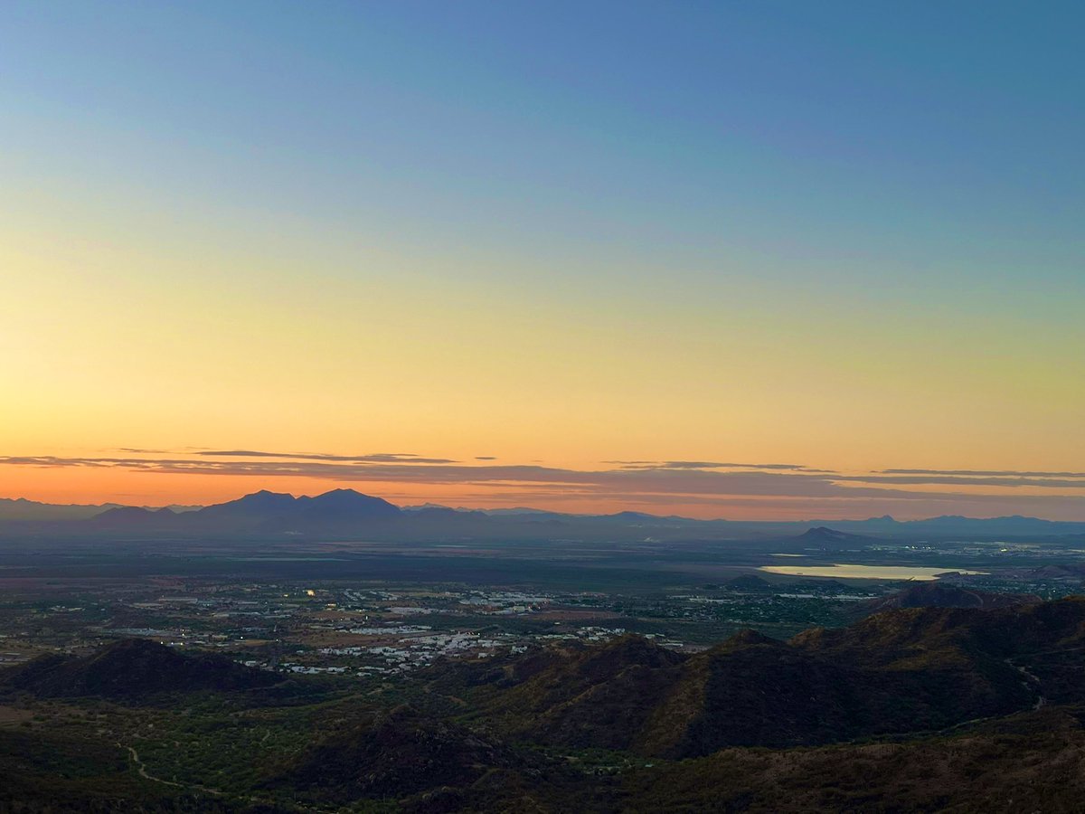 DelValleColosio's tweet photo. Toda cumbre, grande o pequeña, se logra paso a paso. 

¡Qué belleza de amanecer!

Pd. Por ahí se ve la presa. https://t.co/k8jPSSgDLf