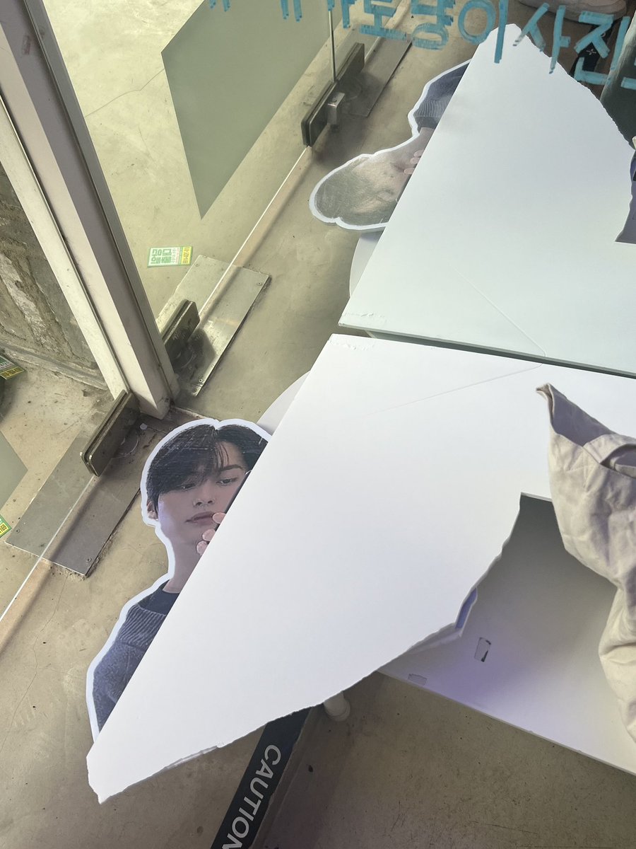 S298125's tweet photo. 이 글을 보실진 모르겠지만 
이런 행동으로 무엇을 얻으셨나요
CCTV에 다 찍히신건 아시나요
마음 곱게 쓰며 살아가시길 바랍니다 https://t.co/0jBOesr0iN