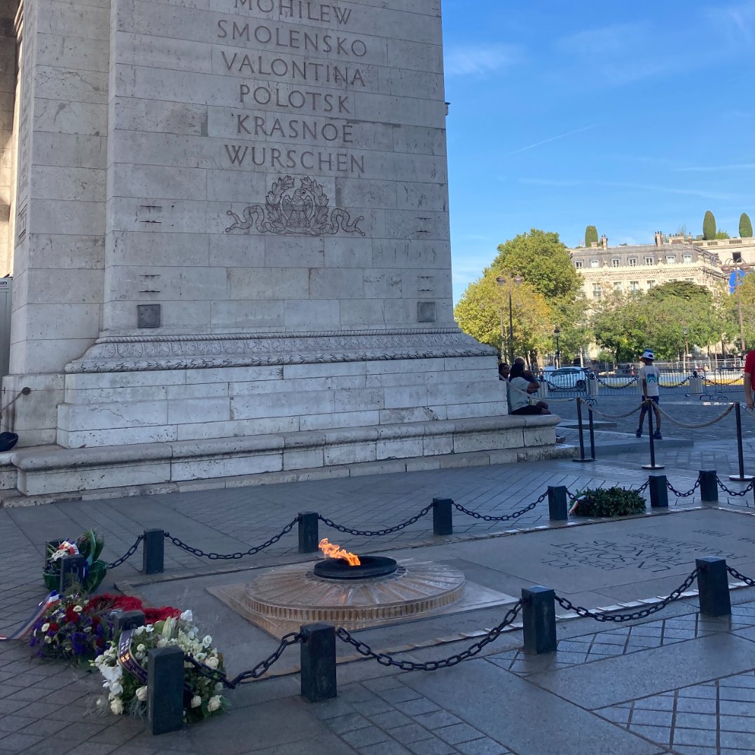 Arc de triomphe tweet media