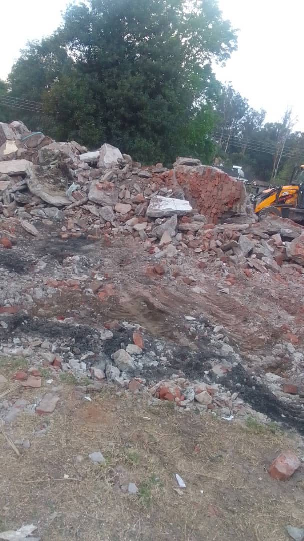 kudvicSales's tweet photo. Rubble collection, site clearing for cluster house in Mt Pleasant. Why not hire with and have your job done in no time at all on affordable rates.

Email: salesandadmin@kudvic.co.zw
WhatsApp: +263786871094
https://t.co/EugPCcvUda https://t.co/JBeoMngSxk