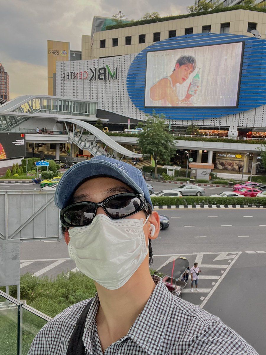 kasibook's tweet photo. จะเล่าอะไรให้ฟังง ฉันไปนั่งรออยู่นานมากกกเพื่อที่จะไปถ่ายโปรเจค พอเห็นโปรเจคขึ้น เลยรีบไปถ่ายย แล้วก็รีบกลับเลย…แต่พอมานั่งดูรูปเพื่อจะลง….อ่าวววว สรุปฉันไปถ่ายกับพีพีมา 55555555555555 ทุกอย่างมันเกิดขึ้นเร็วมาก #Happy27KasibookDay https://t.co/lmBH3CfFIm