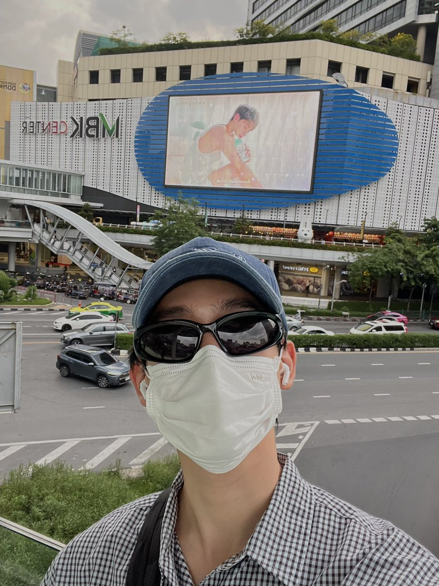 kasibook's tweet photo. จะเล่าอะไรให้ฟังง ฉันไปนั่งรออยู่นานมากกกเพื่อที่จะไปถ่ายโปรเจค พอเห็นโปรเจคขึ้น เลยรีบไปถ่ายย แล้วก็รีบกลับเลย…แต่พอมานั่งดูรูปเพื่อจะลง….อ่าวววว สรุปฉันไปถ่ายกับพีพีมา 55555555555555 ทุกอย่างมันเกิดขึ้นเร็วมาก #Happy27KasibookDay https://t.co/lmBH3CfFIm