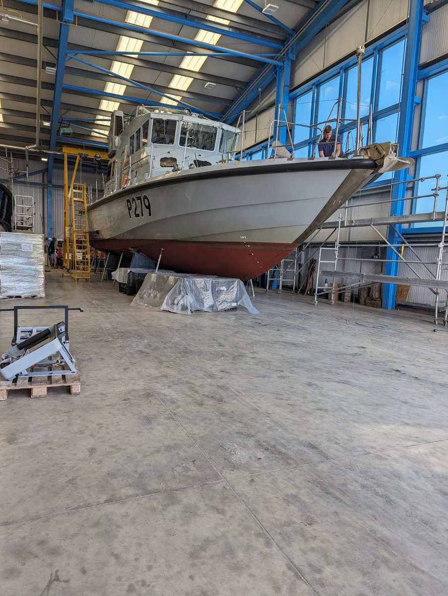 Nice and shiny! @hms_blazer is completing her refit period (with new deck!) at @BerthonIntl and will be back to the #CoastalForcesSquadron materially ready for operations 🥶✨ #SmallShipSoontobeBigImpact