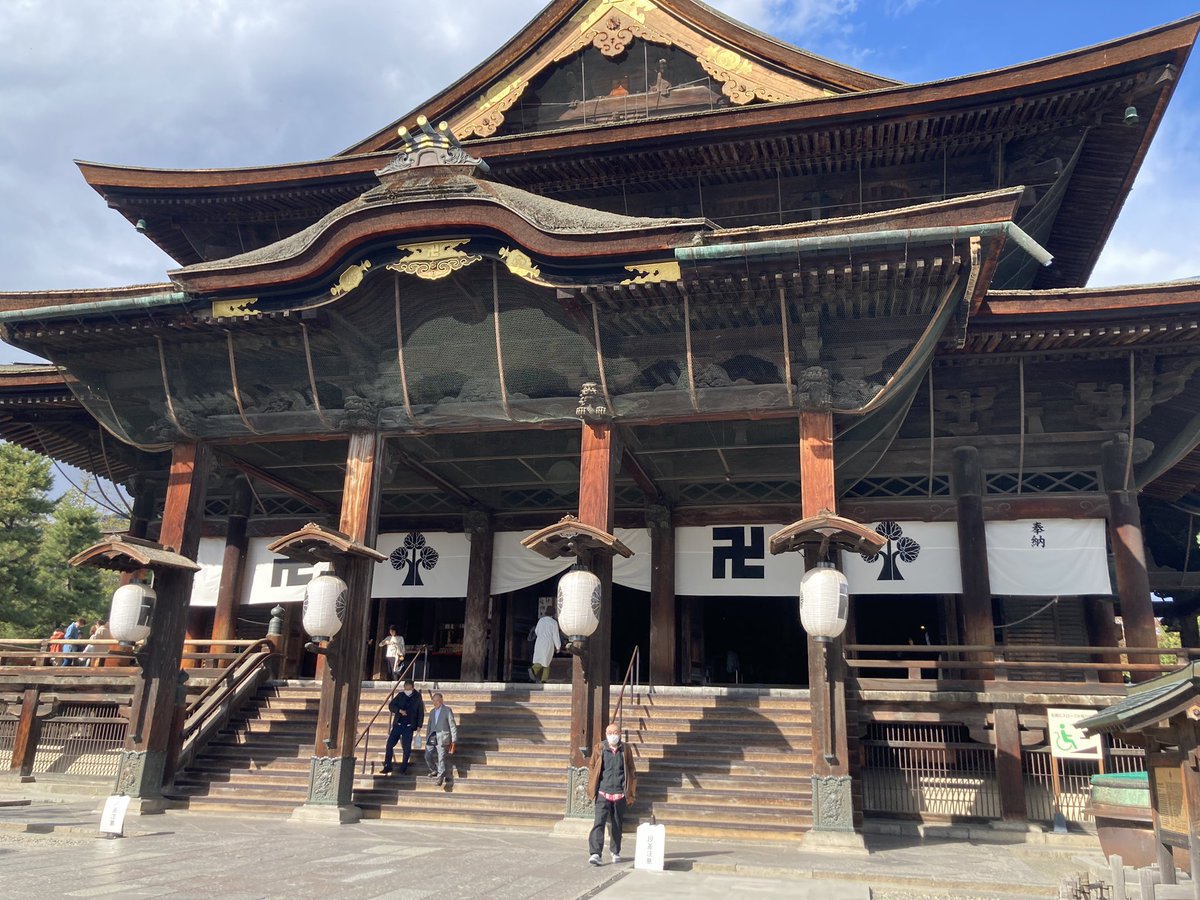 anonimo_music_'s tweet photo. 紅葉と善光寺とりんごソフトクリームと夜景 https://t.co/4cdSiuzLRp