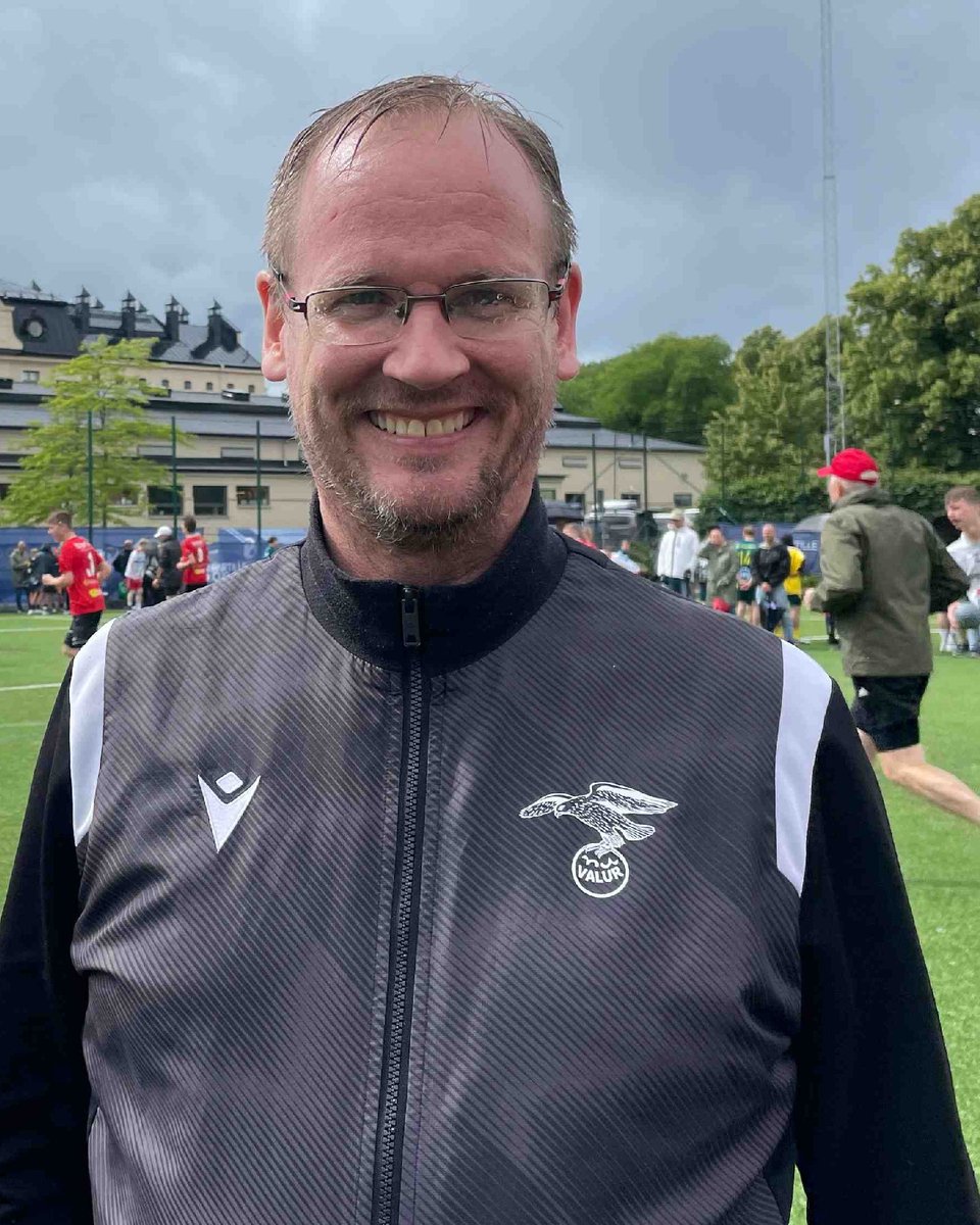 Oskar Oskarsson is “Mr Valur” 🇮🇸

The coach lives up to his name by spending his wedding anniversary on the sidelines of Valur’s G16 match 💍

Read more here: partillecup.com/en/post/mr-val…

<a href="/valurhandbolti/">Valur handbolti</a> 

#partillecup