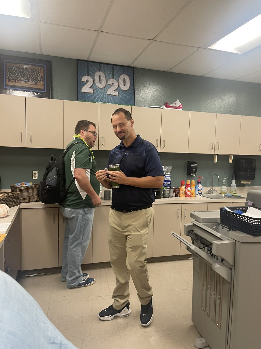 jmscfla's tweet photo. Excited to offer our 1st "Grab &amp; GROW" with IB &amp; AVID mailroom PD @WalkerMiddleIB  IB is the why &amp; AVID is the how! #BalancedCollaboration @AVID4611 @iborganization @mypflibs @HillsboroughSch https://t.co/35TEMxydeC