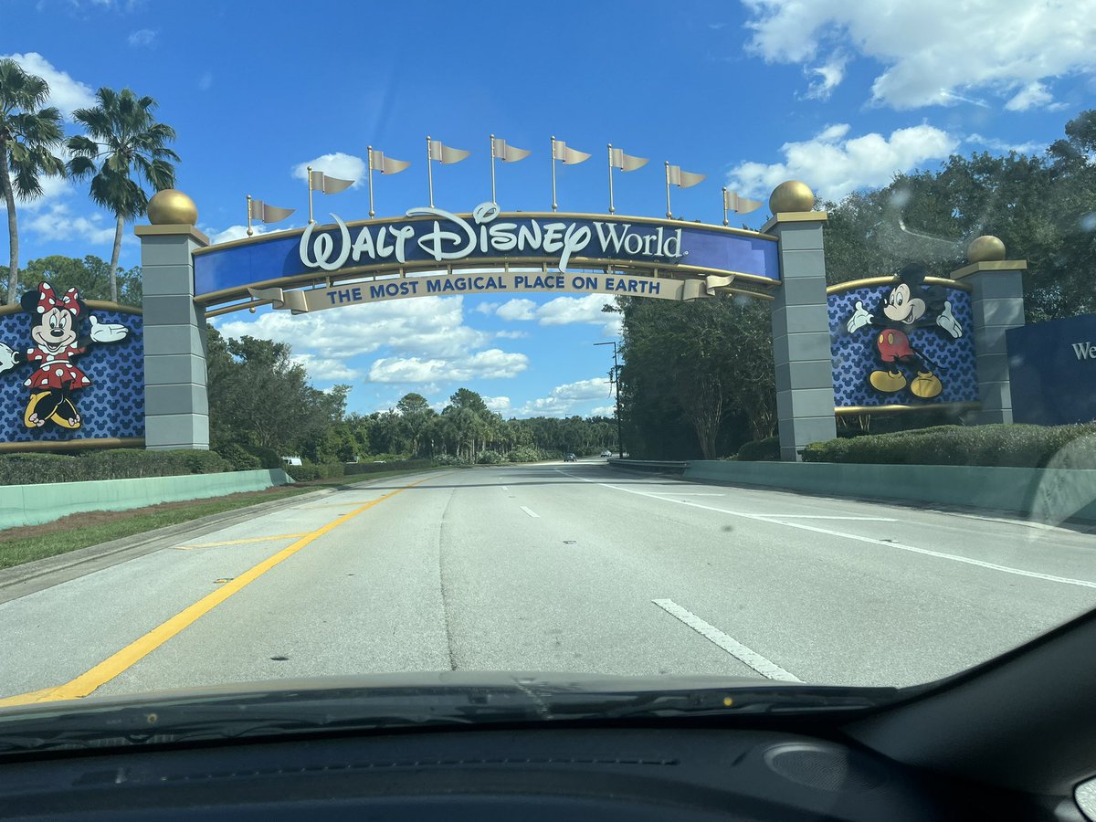 fear_thy_beard's tweet photo. Went off to Disney Springs with my wife this past weekend for my birthday. #GideonsBakehouse 🍪 #TheEdison 🍔 🐟 #DisneySprings https://t.co/gEDya8SRWE