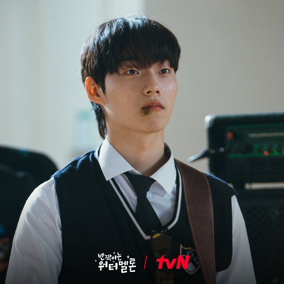 inyeopsubs's tweet image. kang hyunyul really be looking familiar and turns out he's yoon jaechan in pd101 and debuted as an idol before 🤣😭 #TwinklingWatermelon #윤재찬