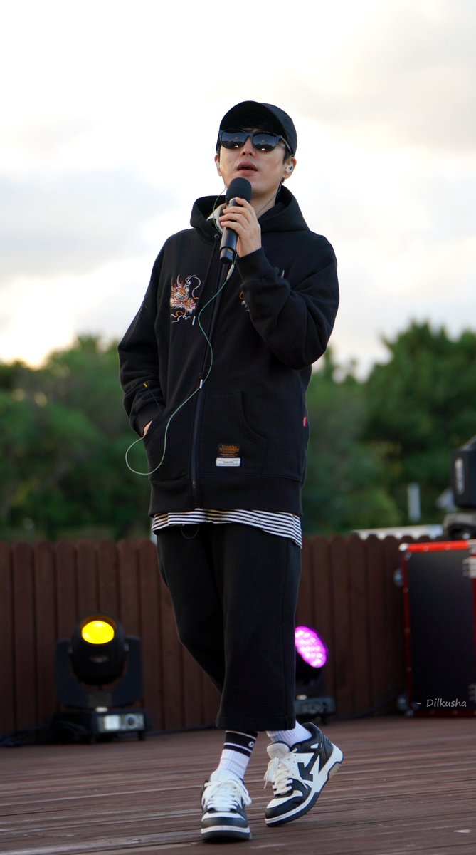 파워 워킹 

이렇게나 가깝고 서로가 수줍었던 리허설이 있었을까?

#하현우 #국카스텐 #플로깅 #플라스틱제로제주 #제로웨이스트 #롯데호텔 #Guckkasten #자연광최고