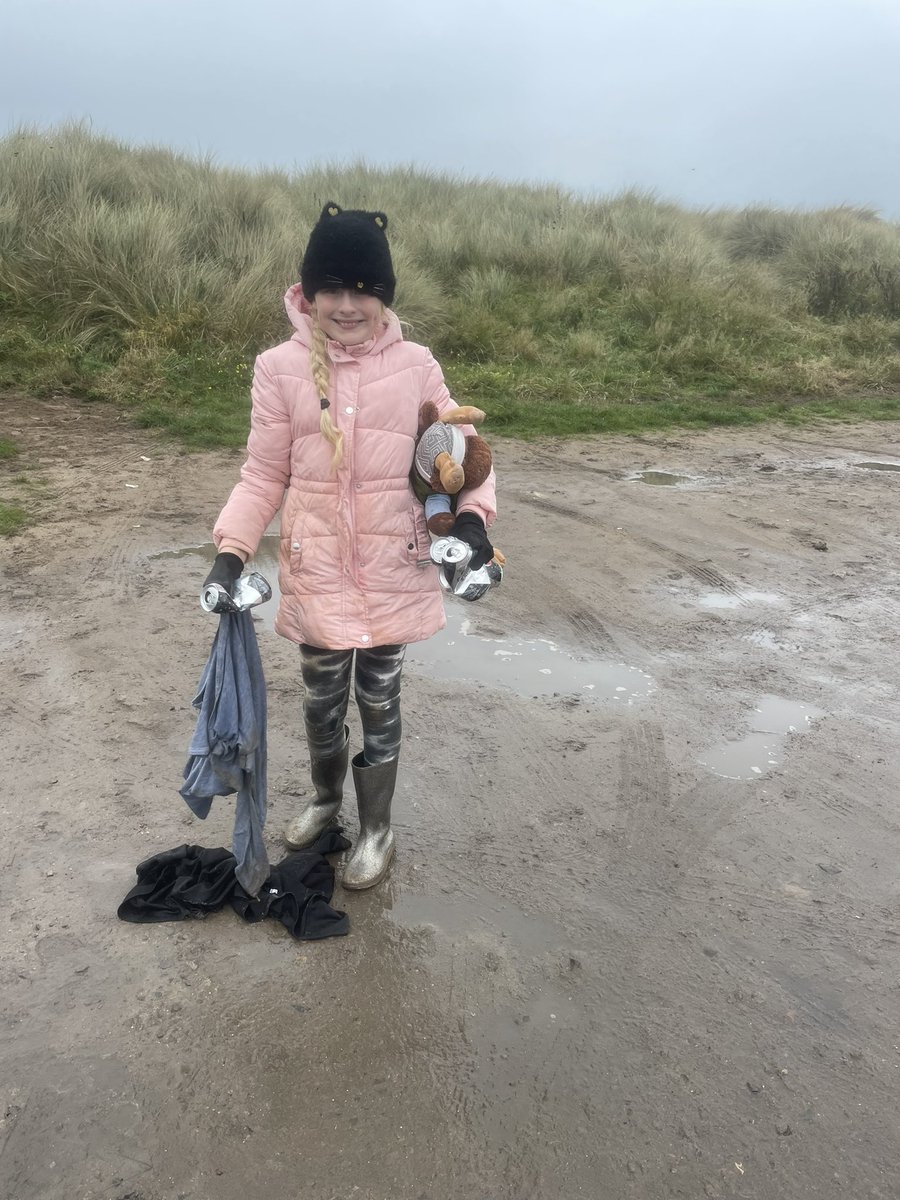 Nearly done off checking all my bins yeah! Then off home 🏠 for a lovely 🥰 ☕️ hot chocolate #plasticpollution #Cambois 🏖️ #savesammytheseal 🦭 💕 #GreatBritishBeachClean @KeepBritainTidy @NlandTogether @des_farrand @ArgyllSeaGlass @Savetheanimal14 @Leonlovescats @anncraobh1