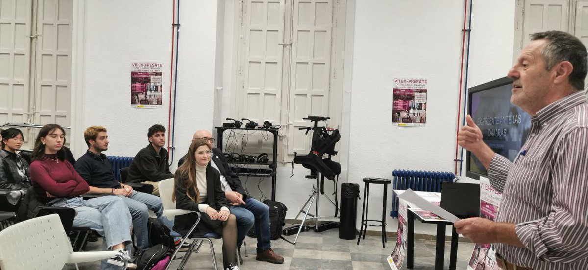coMcienciaUGR's tweet photo. Arrancamos el VII Ex-présate ante las cámaras✨️ 

Gracias a Luis Villén, director del Departamento de Información y Comunicación, por presentar este curso🤩 @fcd_ugr https://t.co/zJELzlr1Vh