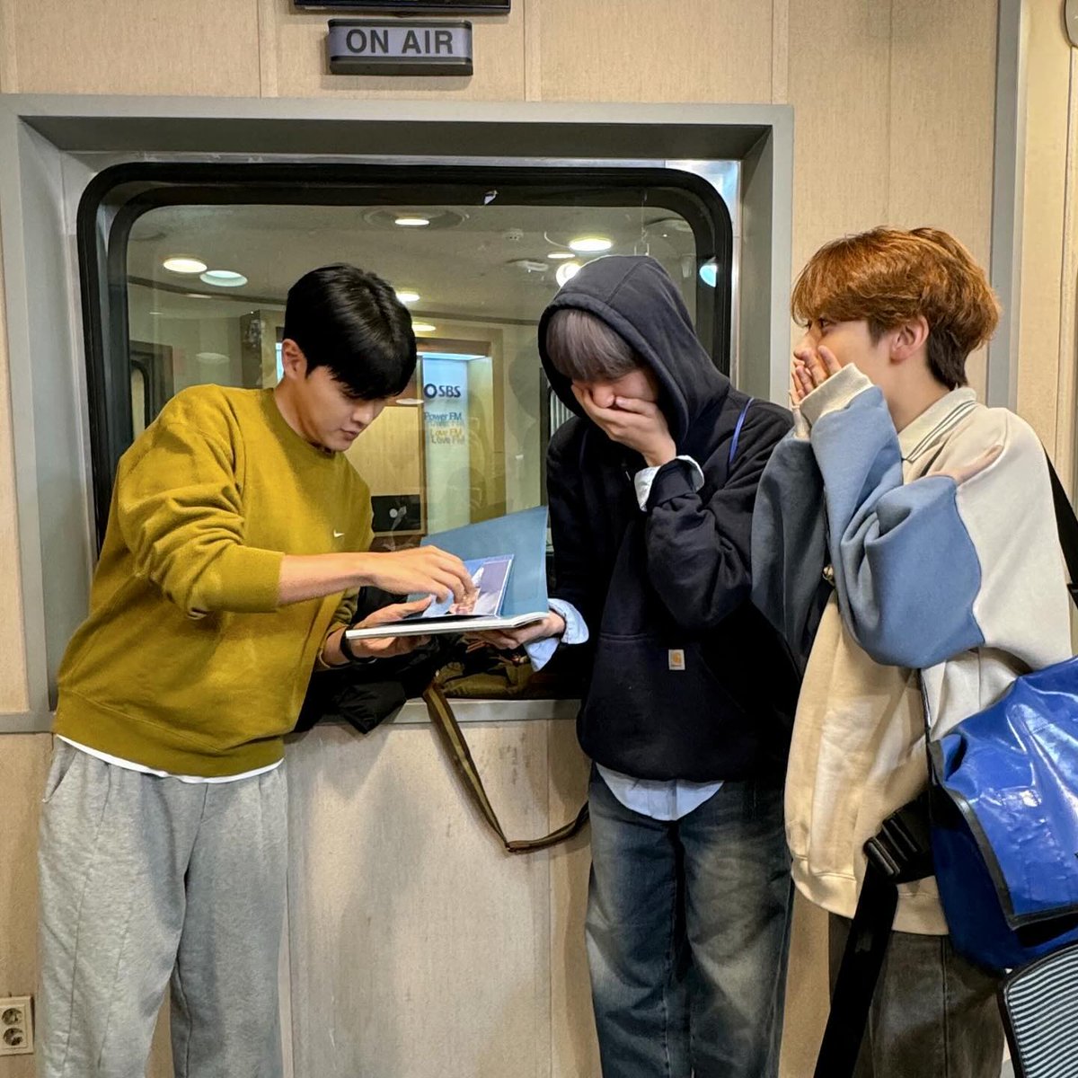 chochanhyuk1208's tweet photo. 231025 woongki radio group picture update 
#woongki #웅기 #차웅기 #oneus #건희 #원어스 #gunhee https://t.co/LzjSj91FSi