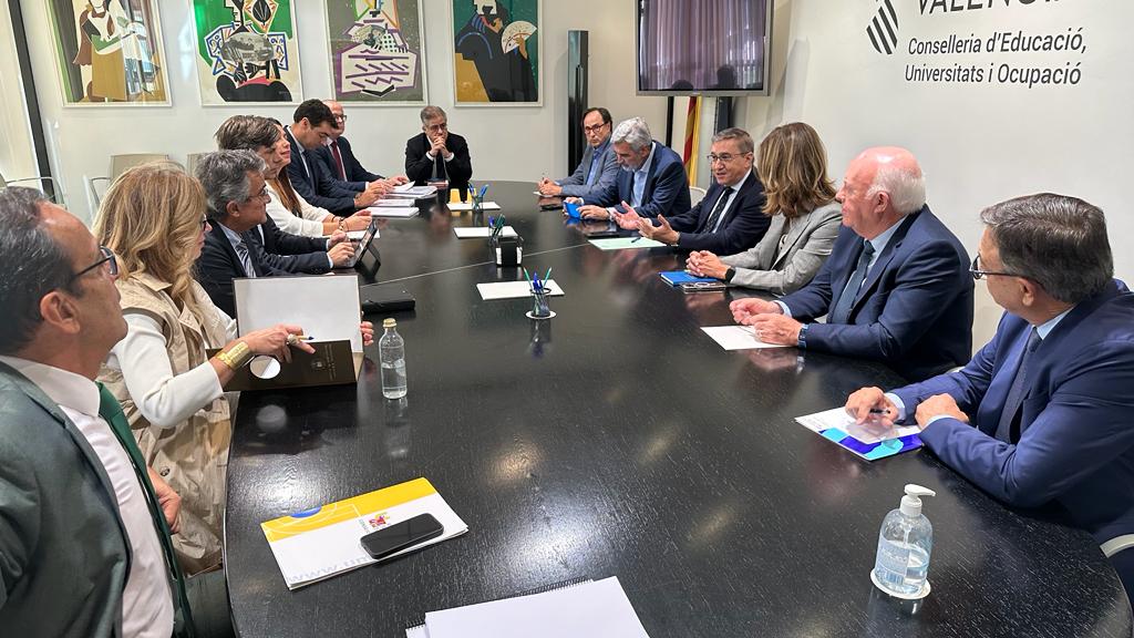 BragadoMonica's tweet photo. Una mañana muy productiva junto al conseller de Educación, Universidades y Empleo y el resto de presidentes de los Consejos Sociales del Sistema Universitario Público Valenciano. 

Seguimos dando pasos firmes hacia adelante. https://t.co/PuRLu8Fmdn