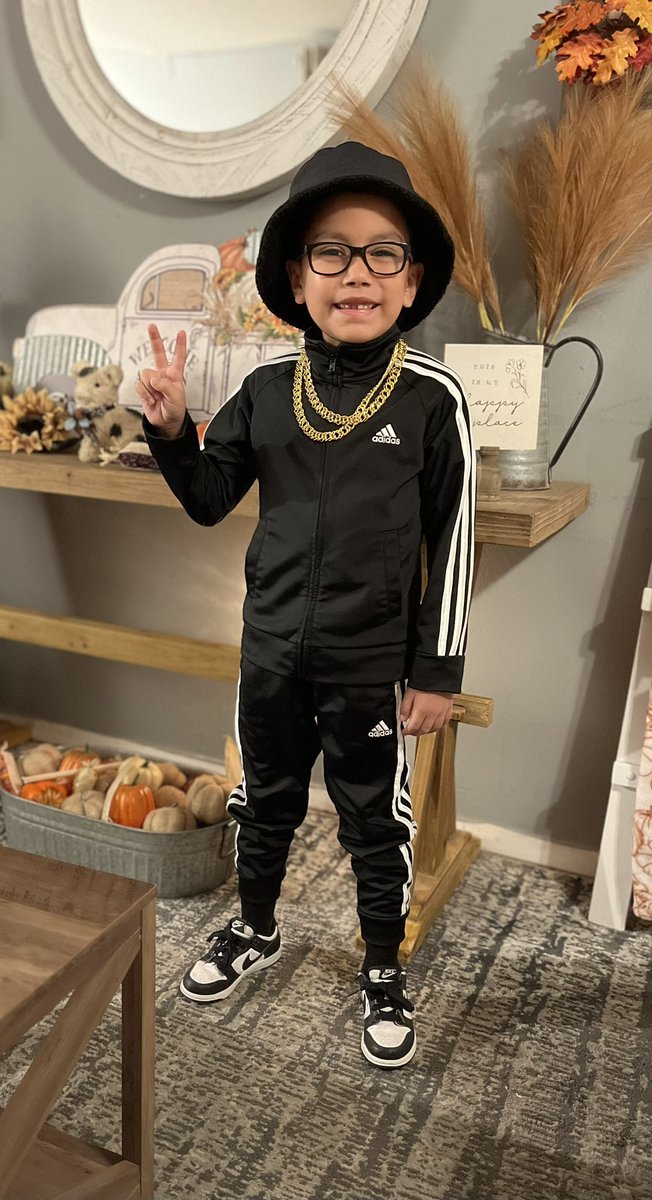 SineadRoman's tweet photo. Cool kid 😎🖤 https://t.co/PDK7Wq4ssv