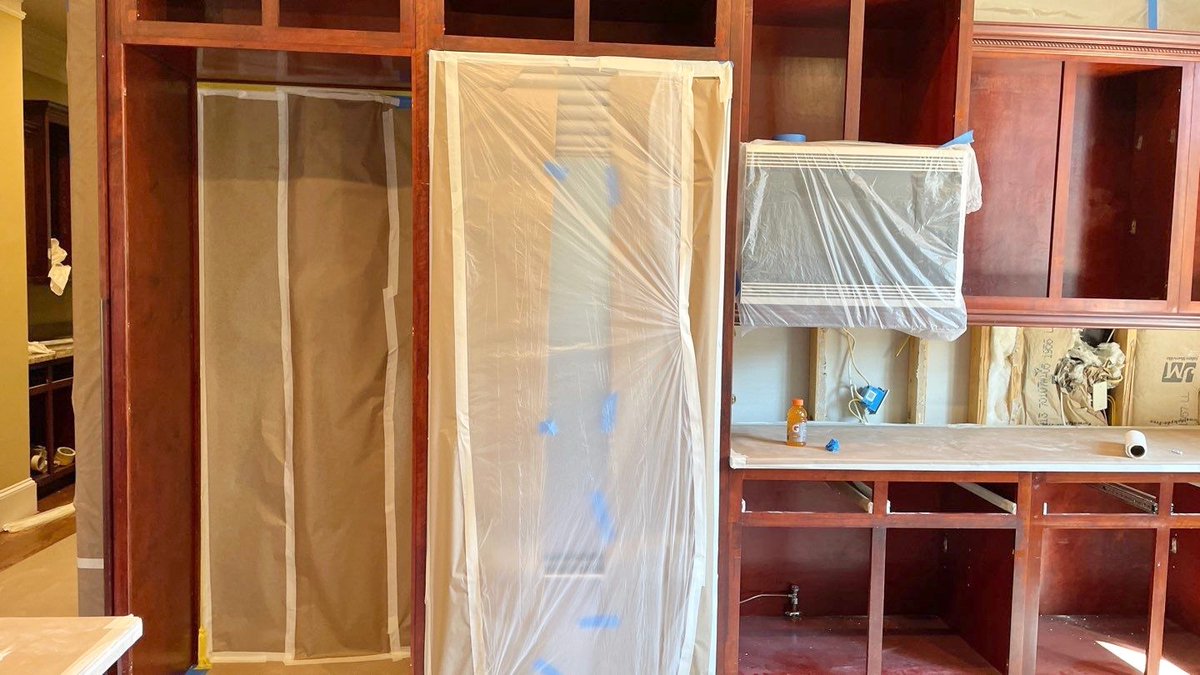 CCFFcompany's tweet image. Behind the scenes look at an active refinishing site 🔍️ Our prepping process ensures the only thing getting touched with paint is the cabinets!!⁠
⁠
⁠

#refinishing #cabinetrefinishing #cabinetpainting #kitchenremodel #kitchenreno #paintcrew #refacing #atlanta #kennesaw