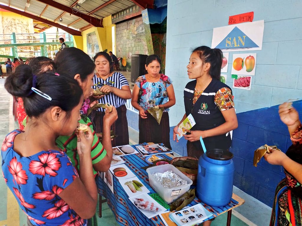 Santiago Atitlán conmemoró el Día Mundial del Derecho a la Alimentación en la comunidad Chuk Muk, junto a las madres de familia de la localidad.  El evento estuvo a cargo de la Municipalidad, MINEDUC, MIDES, MSPAS, ADISA, MAGA, SESAN. Se presentaron platillos nutritivos, recetas.