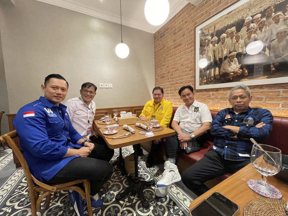 Yusrilihza_Mhd's tweet photo. AHY, Budiman Sudjatmiko, Agus Jabo, Yusril dan Erlangga Hartanto di rumah Prabowo Subianto jelang pandaftaran Capres/Cawapres pagi ini. https://t.co/3p25eaOHl0