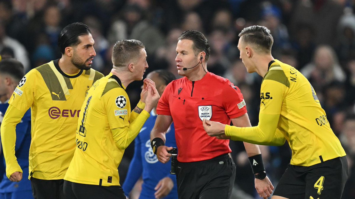 AIiBVB's tweet photo. Die Frage aller Fragen, die sich immer stellt, wenn Borussia Dortmund gegen einen Scheich-/Investoren-Verein antritt:

In welcher Minute gibt es diesmal eine skandalöse Entscheidung vom Schiedsrichter?

Antworten in die Kommentare 👇🏼 #NEWBVB https://t.co/YHDLZ61iRg