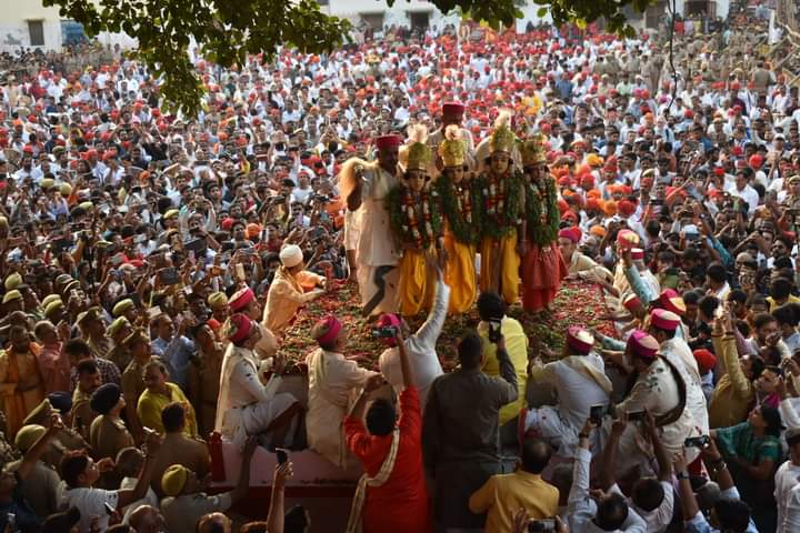 1VaishaliMishra's tweet photo. 500 वर्ष पुरानी परम्परा नाटीईमली के #विश्वप्रसिद्ध #भरत_मिलाप #लीला का मनमोहक दृश्य ❤️ https://t.co/SjFBw6OY8s