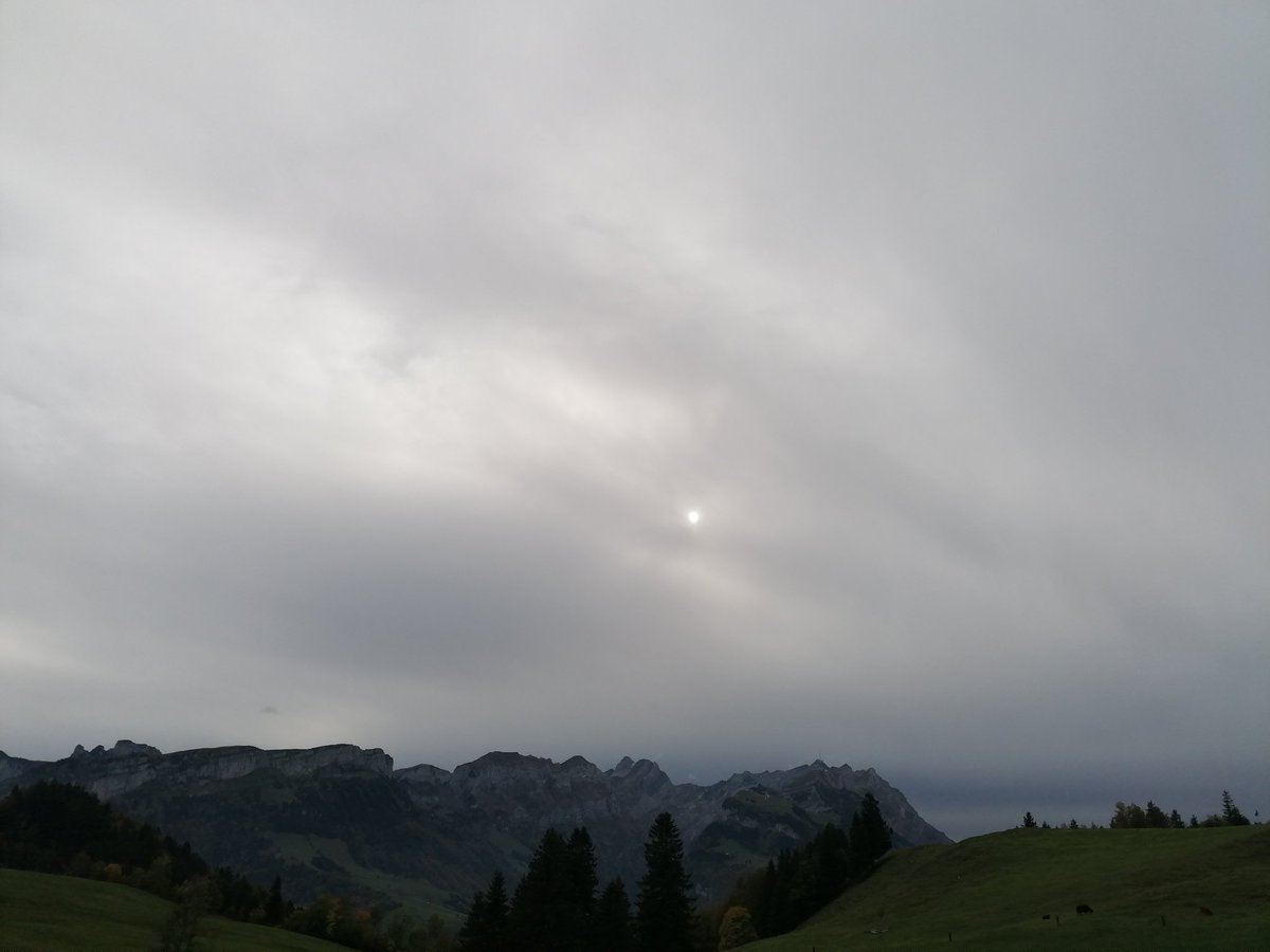 FelixSch86's tweet photo. Die Bewölkung wird dichter und vereinzelt fallen daraus bereits erste Tropfen. Richtung #Säntis schimmert noch etwas die Sonne heraus... #Altostratus #translucidus https://t.co/Df8oJ3pZnv