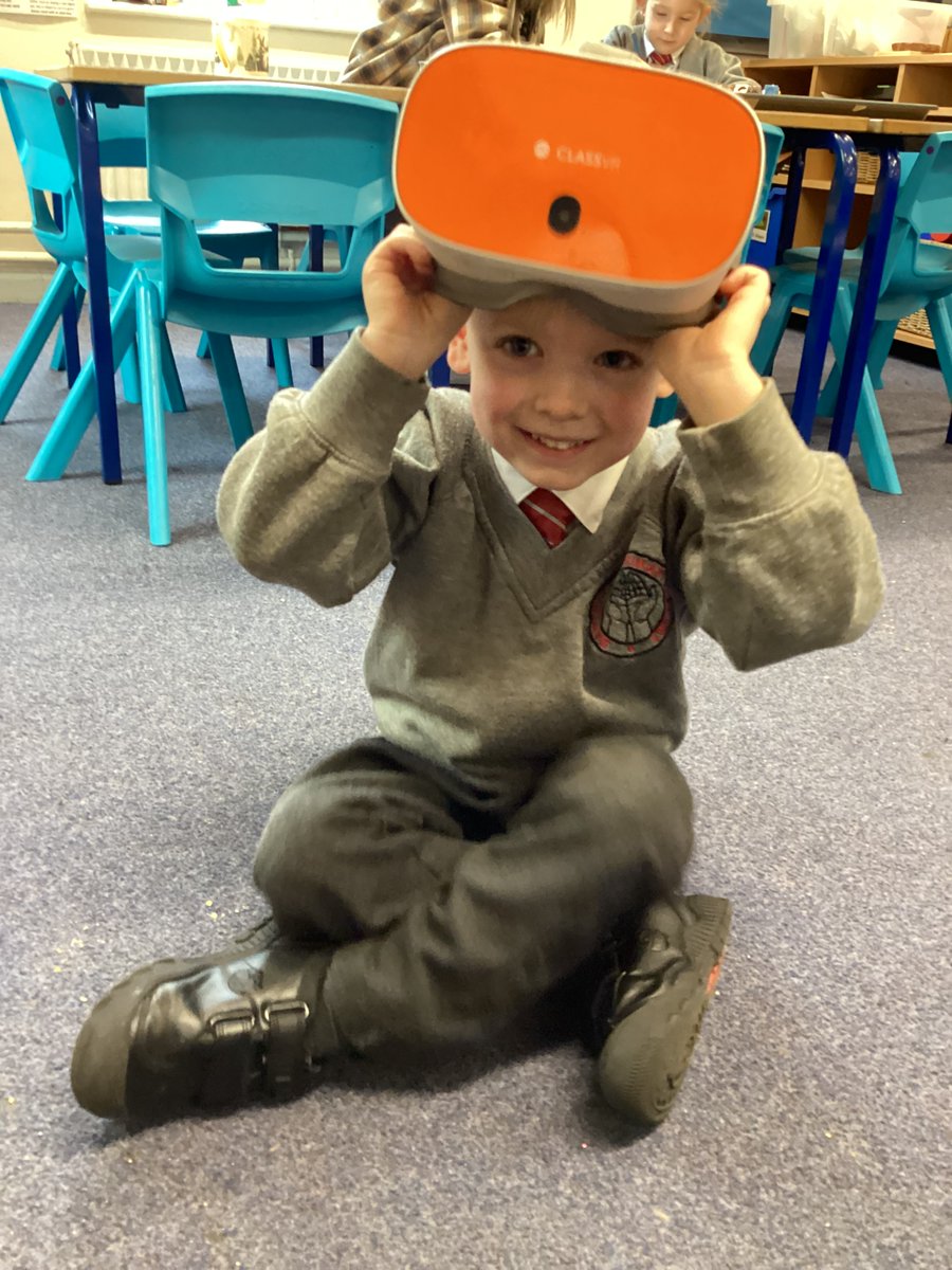 Our EYFS pupils have been exploring the VR headsets this morning! We went under the sea and had fun looking around the reef. <a href="/DawleyPrimary/">Dawley CE Primary</a> <a href="/amazingict/">AmazingICT</a>
