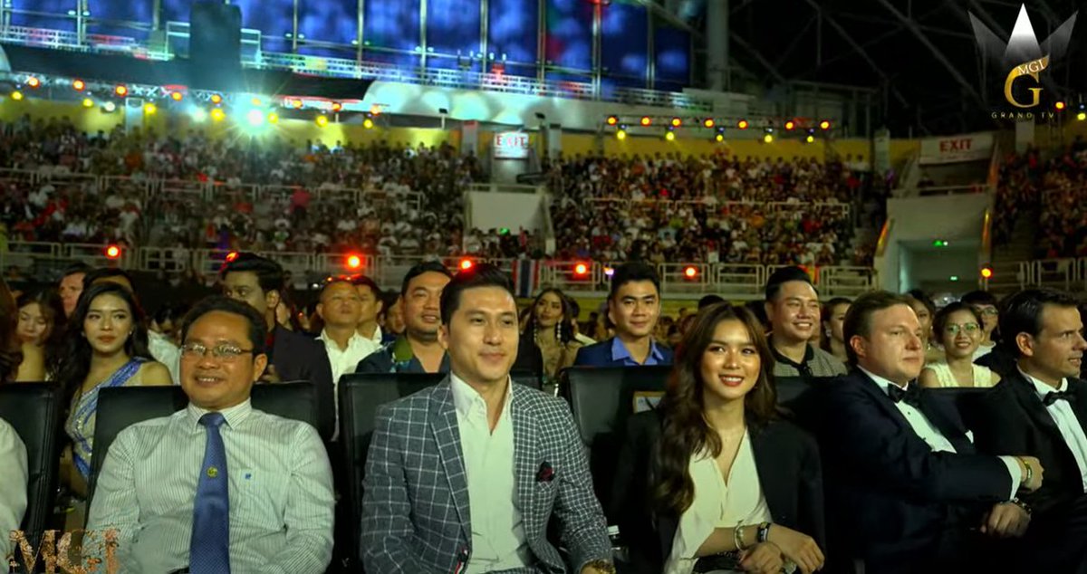 heathcarrel's tweet photo. OMG Francine Diaz sitting in the middle of these COOs. One of the VIPs indeed. So proud of you Queen 😍 https://t.co/JdV1zgA7DD