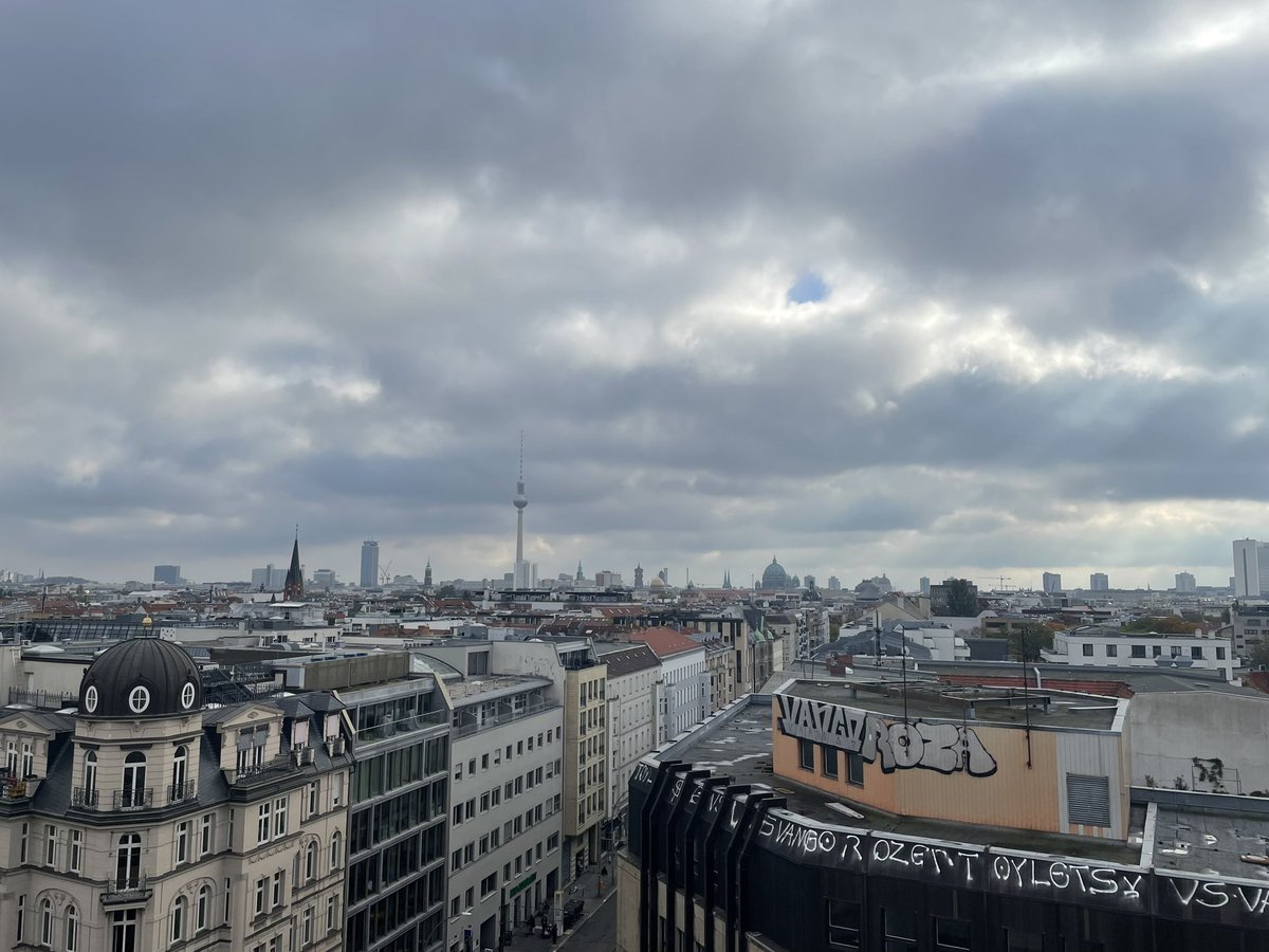 Heading home after an interesting meeting and lively discussions @LeibnizWGL - used the lunch break to sneak up to the roof top of the #Leibniz headquarters to take in this beautiful view of #Berlin - still one of my favourite cities!