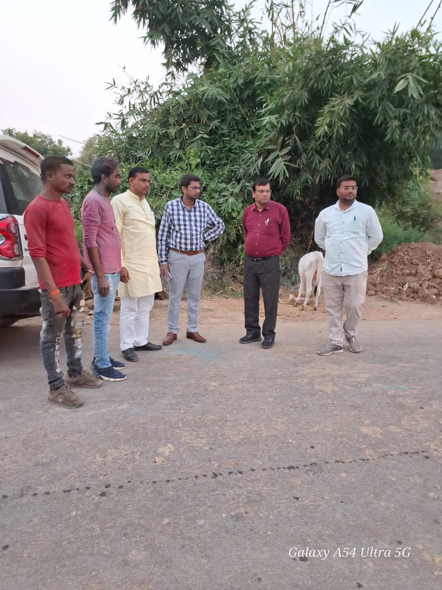 dvvnlbanda's tweet photo. अधिशाषी अभियंता(ग्रामीण) महोदय एवं संबंधित अधिकारियों द्वारा विद्युत चोरी की रोक थाम हेतु ग्राम प्रधान मर्का व ग्रामीण जनो को बात चीत कर नए संयोजनों के बारे में जानकारी दी गई।
@CMOfficeUP
@aksharmaBharat
@dvvnlhq
@MDDVVNL
@UPPCLLKO
@mduppcl
@DM_Banda1 https://t.co/f6tzkkjVhN