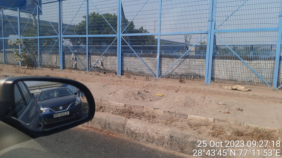 CleanDelhi7's tweet photo. @DelhiPwd 
@IFC_Dpt 
@CPCB_OFFICIAL
New road prepared on bridge over Drain on Burari Chowk but all sand lifted and stacked on footpath which is causing air pollution. Please remove it. https://t.co/hjYvaXhLxo