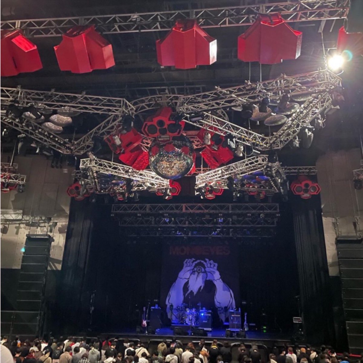 MONOEYESがリハーサル🔥4人揃った写真嬉しい✨
最後に観たライブが“Between the Black and Gray Tour2021”のコースト公演（武道館はチケットが取れず観に行けなかった😭）。声出し出来なかったけど、コロナ禍で1年7カ月振りのライブだったから忘れられない日…。来月は久し振りにワチャワチャ出来る🙌