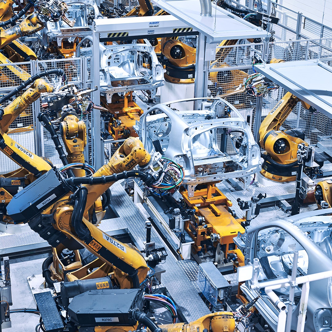 thyssenkrupp_en's tweet photo. The transformation of the #automotive industry is in full speed. 🏎️ With alternative #drivecomponents, innovative #lightweight solutions, #steeringsystems and #shockabsorbers, our team from thyssenkrupp Automotive Technology is equipped for the future: https://t.co/pUnsEvbjJ4 https://t.co/5iSphWTXf4