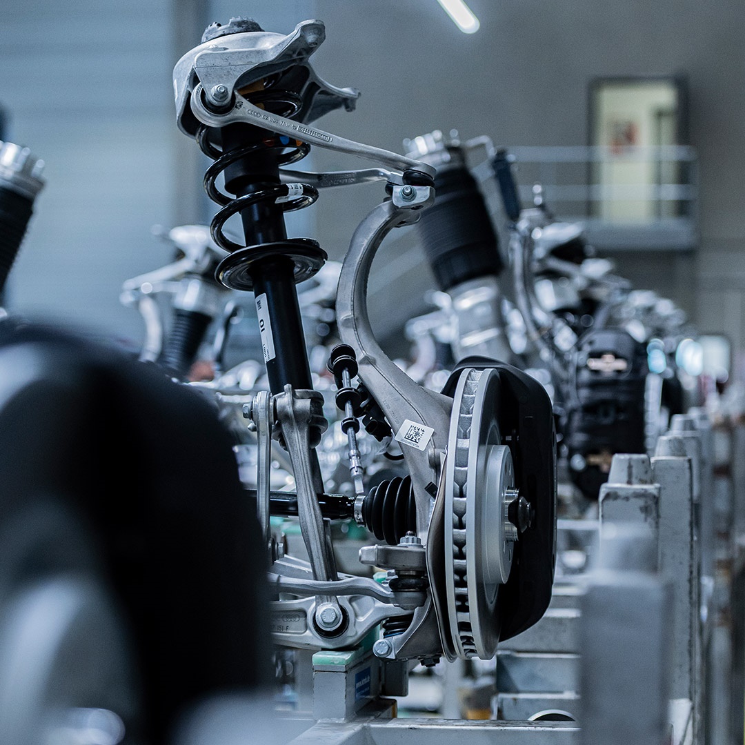 thyssenkrupp_en's tweet photo. The transformation of the #automotive industry is in full speed. 🏎️ With alternative #drivecomponents, innovative #lightweight solutions, #steeringsystems and #shockabsorbers, our team from thyssenkrupp Automotive Technology is equipped for the future: https://t.co/pUnsEvbjJ4 https://t.co/5iSphWTXf4