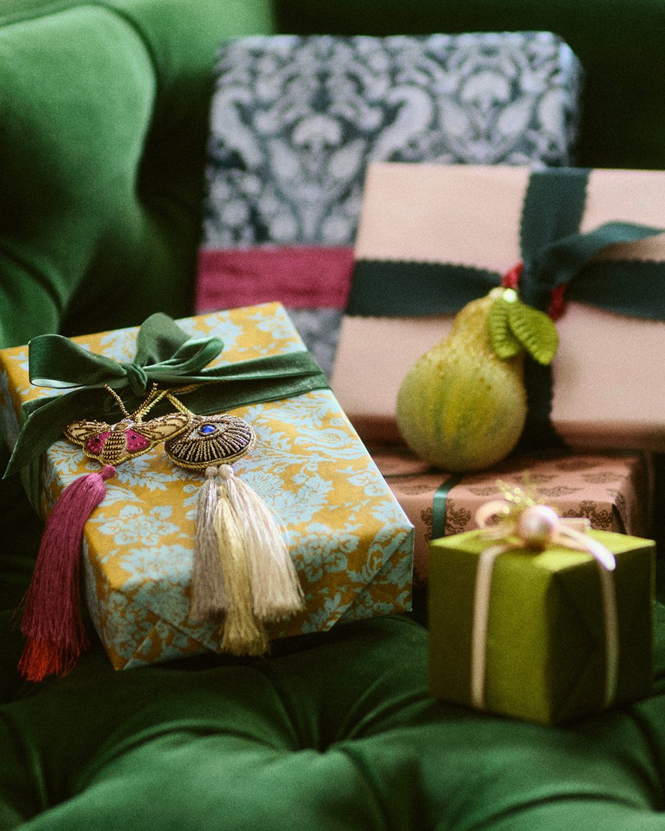 Anthropologie's tweet photo. Traditions make the season brighter. Our favorite? Trimming the tree with a little Anthro-approved magic. 🎄💝 #MakeMerry here: https://t.co/b1xweE6fjH https://t.co/KBcl47rYj7