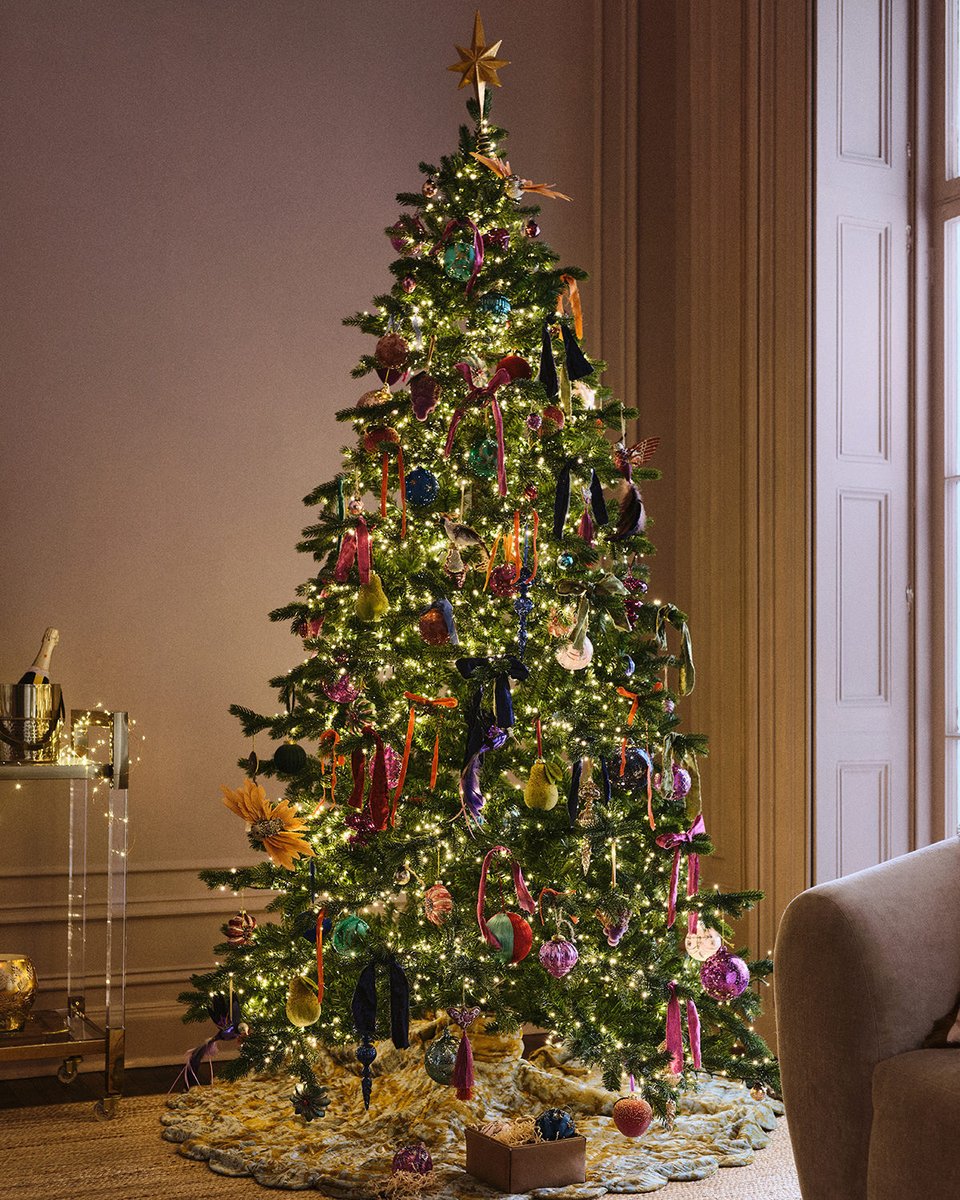 Anthropologie's tweet photo. Traditions make the season brighter. Our favorite? Trimming the tree with a little Anthro-approved magic. 🎄💝 #MakeMerry here: https://t.co/b1xweE6fjH https://t.co/KBcl47rYj7