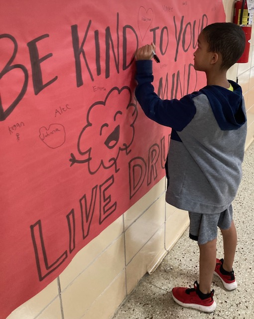 As part of #RedRibbonWeek, students in Ms. Haney's class sign their name to this poster on Tuesday as a commitment to making choices &amp; doing things that are good for them, like eating healthy, being active, &amp; sleeping well.
#WeAreMG <a href="/MGUSC_Goblins/">Summitville Elem</a> #BeKindToYourMind