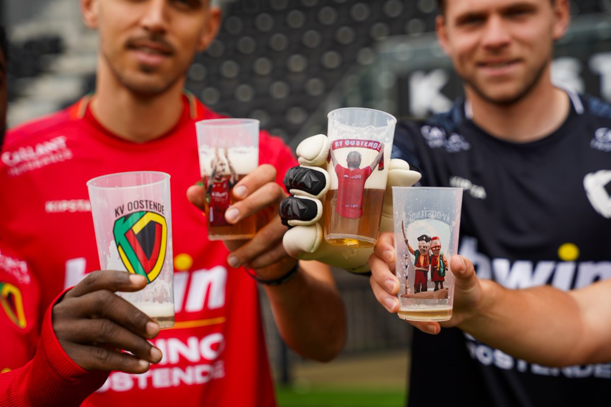 kvoostende's tweet photo. Vanaf vrijdag drink je uit onze eigen 𝐫𝐞𝐜𝐲𝐜𝐥𝐞𝐞𝐫𝐛𝐚𝐫𝐞 𝐛𝐞𝐤𝐞𝐫𝐬 met 𝐊𝐕𝐎 𝐭𝐨𝐮𝐜𝐡 in het stadion! ♻️😍

ℹ️ https://t.co/4tN1BPeDkX

#KVOPAT | 💚❤️💛 https://t.co/WMNcQ2cHMI