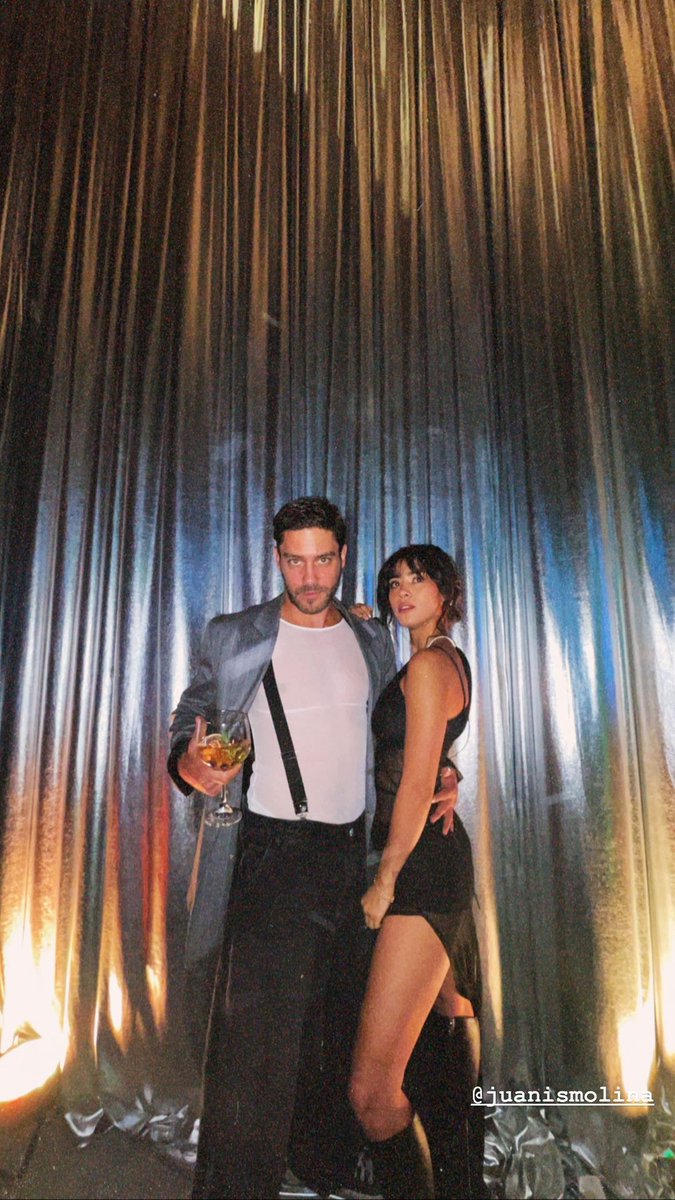 criiisxturkishh's tweet image. Estoy terminando de ver #RominaPoderosa y es superior la química tan natural que tenían Juanita Molina y Juan Guilera en sus escenas. No me sorprende que llevaran su amor de la ficción a la realidad. Shippo mil. ❤️‍🔥