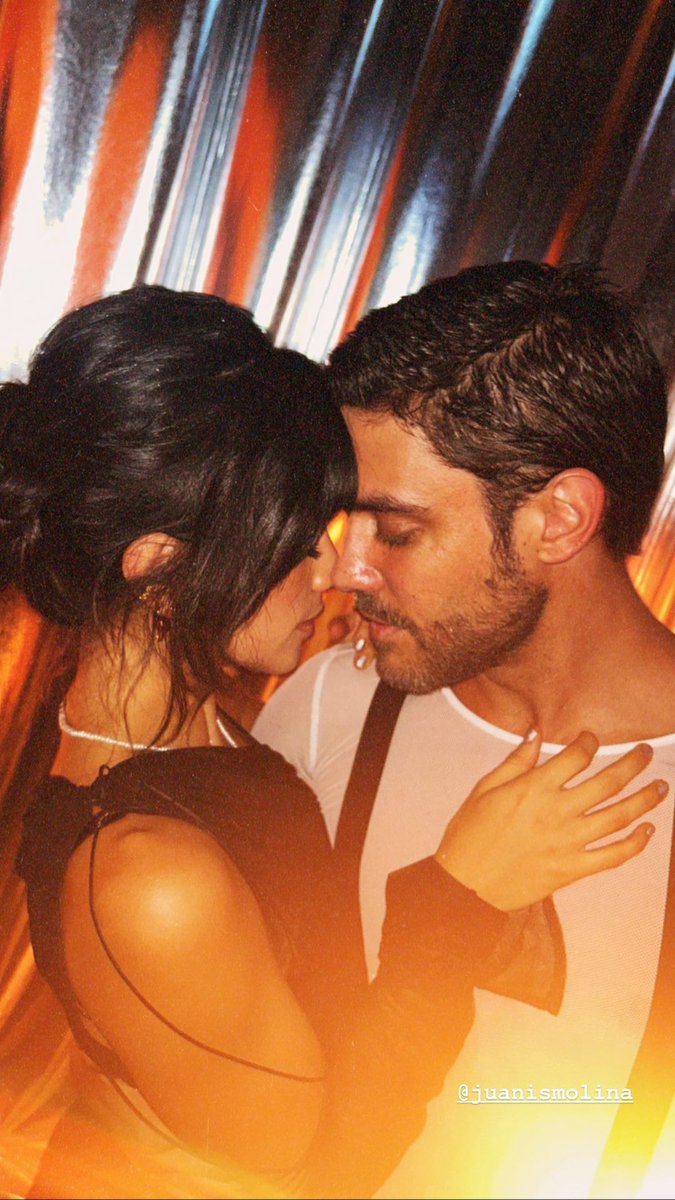 criiisxturkishh's tweet image. Estoy terminando de ver #RominaPoderosa y es superior la química tan natural que tenían Juanita Molina y Juan Guilera en sus escenas. No me sorprende que llevaran su amor de la ficción a la realidad. Shippo mil. ❤️‍🔥