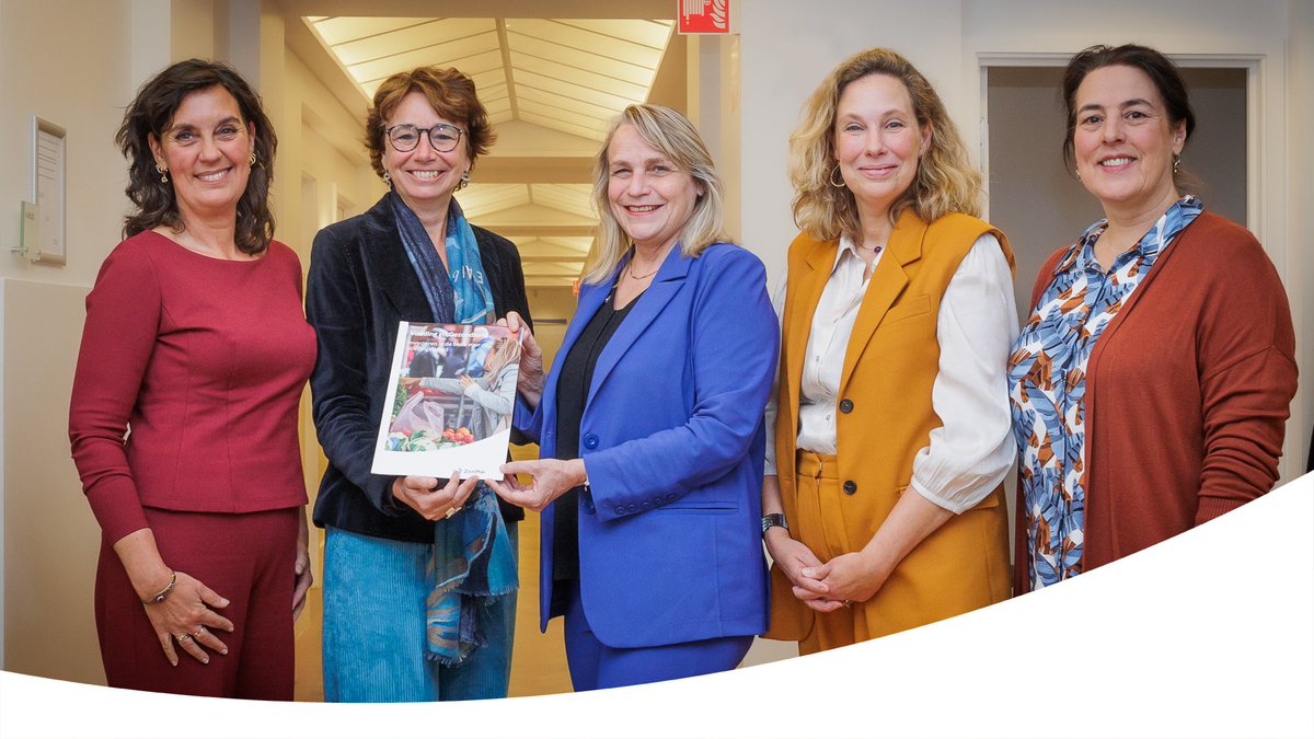 In NL worden we ouder, zwaarder en vaker chronisch ziek. #Voeding kan het verschil maken. Vandaag boden we, met @RIVM, <a href="/Gezondheidsraad/">Gezondheidsraad</a> en  @Voedingscentrum, ons signalement ‘Voeding &amp; Gezondheid: investeren in de basis van voedingsbeleid’ aan <a href="/MinVWS/">Ministerie van VWS</a> aan. zonmw.nl/nl/nieuws/mini…