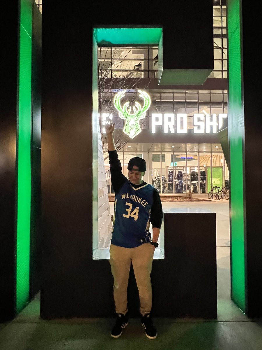 dakinlikebacon's tweet photo. First game at Fiserv. #BucksInFits https://t.co/rv27Etck5k